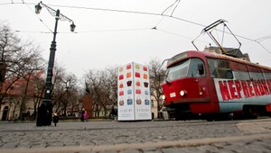 Električka mimo koľajiska spôsobila dopravný kolaps