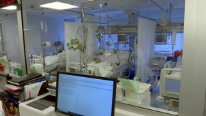 Zvládneme tretiu vlnu? V Nitre pre malý počet lekárov už teraz presúvajú pacientov