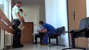 V opitosti dal manželke facku. Spadla tak nešťastne, že zomrela