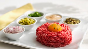 Tatársky biftek sa na Slovensku podávať nesmie, sushi áno