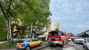 Elektrokolobežka spôsobila požiar bytu. Niektorí obyvatelia utekali aj cez okná