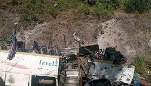Autobus zišiel z cesty do rokliny, potvrdili najmenej 31 obetí