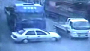 VIDEO. Kamión tlačil auto aj s vodičom 500 metrov!