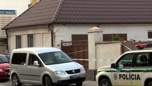 Polícia vyšetruje vraždu. Žena našla na dvore svojho mŕtveho muža