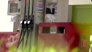 Nevydarená lúpež mladíka bez rúška. Napadol pumpárku na hraniciach, vzdať sa nechcel ani po obkľúčení