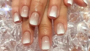 Konečne niečo pre kratšie nechty: S týmto trikom dosiahnete super efekt!