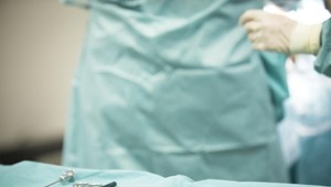 Po zákroku plastického chirurga mužovi amputovali časť nohy