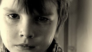 Krutá matka! Zo synčeka si škaredo vystrelila