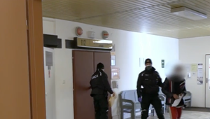 Mladík surovo napadol staršiu ženu priamo pred očami policajtov. Za pár sekúnd skončil v putách