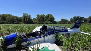 Pád dvojmiestneho motorového lietadla: Jeden z pasažierov podľahol zraneniam