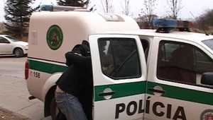 Mladíkovi (19) vypadli z vrecka drogy - priamo na policajnej stanici!