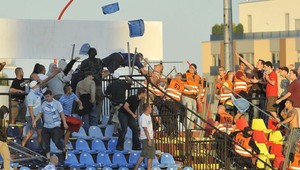 Krvavý futbal. V Bratislave sa bili fanúšikovia