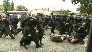 Aktualizované! Namiesto pochodu bitka! Kotlebu odviedli v putách