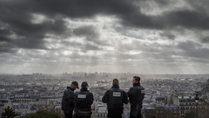 Strojca parížskych útokov nie je medzi zadržanými počas policajnej razie