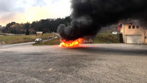 Výlet do Popradu sa pre mladú rodinu skončil pekelne. Auto im zhorelo do tla