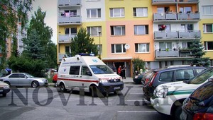 Chlapec (3) vypadol z okna, rodičia neboli doma