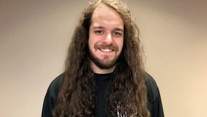 Tento muž si nestrihal vlasy 15 rokov: WAU, bez dlhej hrivy je to úplne iný človek