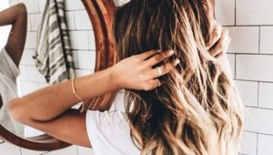 Túžite po jemnej zmene? Vracia sa trend, ktorý ocenia blondíny aj hnedovlásky