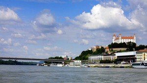 Mladík, ktorý útočil na ženy v Bratislave výkalmi, skončil vo väzbe