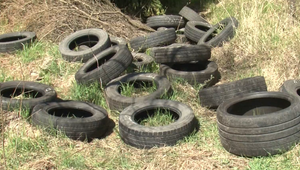 Čierna skládka v Tatrách: Pri rušnom parkovisku našiel turista vyhodené pneumatiky