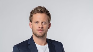 Jakubovi Prachařovi počas nakrúcania učarovala mladšia kolegyňa: Pozrite sa na jeho novú krásku!