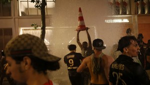 Smutná bilancia osláv titulu pre PSG: Dve obete, zrazená rodina a policajt v umelom spánku