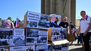 V Brne sa koná zjazd sudetských Nemcov. Odporcovia postavili barikádu z krabíc