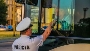 Polícia počas leta sprísňuje kontroly. Alkohol zistili u vodiča autobusu aj taxislužby