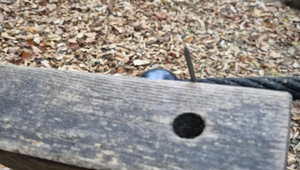 Hrôza na detskom ihrisku: Páchateľ nastražil na preliezky klince, chlapčekovi roztrhli nohu