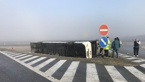 FOTO: Pri obci Tornaľa sa prevrátil autobus. Zranilo sa  niekoľko ľudí