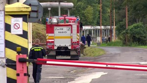 Niekto zakopal fľaštičky s neznámymi látkami do lesa. Armáda už pozná páchateľa