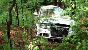Na priechode Šturec havarovalo auto. Šmýkalo sa a skončilo v lese