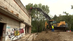 Z ruiny Rázsoch na prvý pohľad neubúda. Pellegrini je nešťastný zo zdĺhavého verejného obstarávania