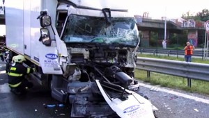 Reťazová nehoda zablokovala cestu na dlhé hodiny. Na mieste zasahovali aj hasiči