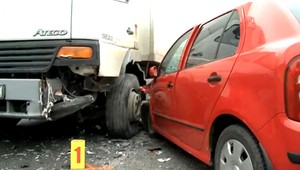 Nákladiak sa zrazil s osobným autom, na vine je zúžená cesta