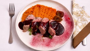 Batátové pyré s bravčovou panenkou a slivkovo-vínovou omáčkou