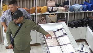 Polícia pátra po dvojici, ktorá zo zlatníctva ukradla náramok