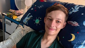 Myslel si, že ho bolí zub. Mladíkovi (19) napokon diagnostikovali agresívnu rakovinu