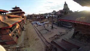 Rabovanie v zdevastovanom Nepále. Ľudia húfne opúšťajú Káthmándú