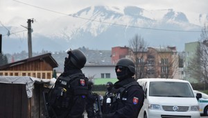 Vyšetrovateľ obvinil mladú dvojicu zo zločinu obchodovaniu s ľuďmi. Mladistvých mali zlákať na prostitúciu