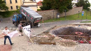 VIDEO: Farmári vysypali pred budovu NR SR hnoj. Reagujú tak na stavbu Dankovho stožiara