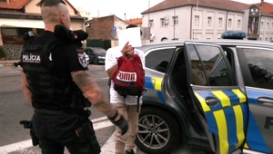 Opustil deti po nehode. Súd však poslal mladíka do väzby za iný čin