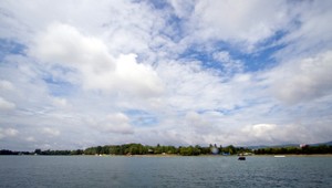 Chystáte sa cez víkend k vode? Pribaľte aj dáždnik