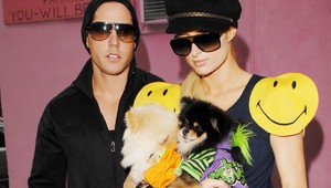 Nová móda Paris Hilton? Veľké smajly na ramenách...