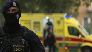 Matka sa nevedela dovolať dcére, v byte ju našli mŕtvu. Podozrivý sedel opitý pred dverami