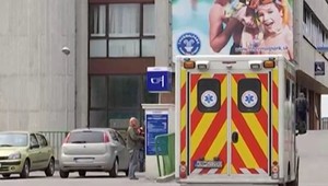 Vyčíňanie nahého muža pri Dunajskej Strede: Rozbíjal autá, volal o pomoc, neskôr skonal pri zásahu záchranárov