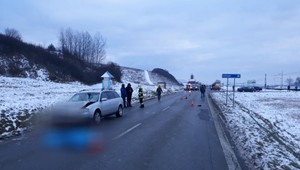 Nehoda pri Sabinove. Auto narazilo do chodcov, jeden zrážku neprežil