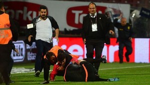 V Turecku nedohrali. Zúrivý divák dokopal asistenta rozhodcu