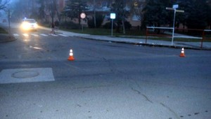 Vodič zrazil chodcov (54,30), polícia žiada o pomoc