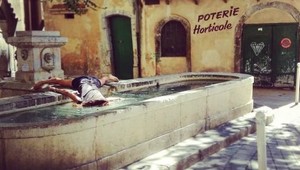 Antiselfie: Dievča predstiera smrť na známych miestach